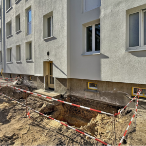 Dachaufstockung Hadlichstraße 21, 21a – 23a, Aushub Fundamentunterfangung für die Aufzüge