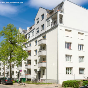 Dachaufstockung Hadlichstraße 21, 21a – 23a Aufzuganbau, Stand Juli 2026 Foto: _Andreas Herz_www.herzbelichtet.com