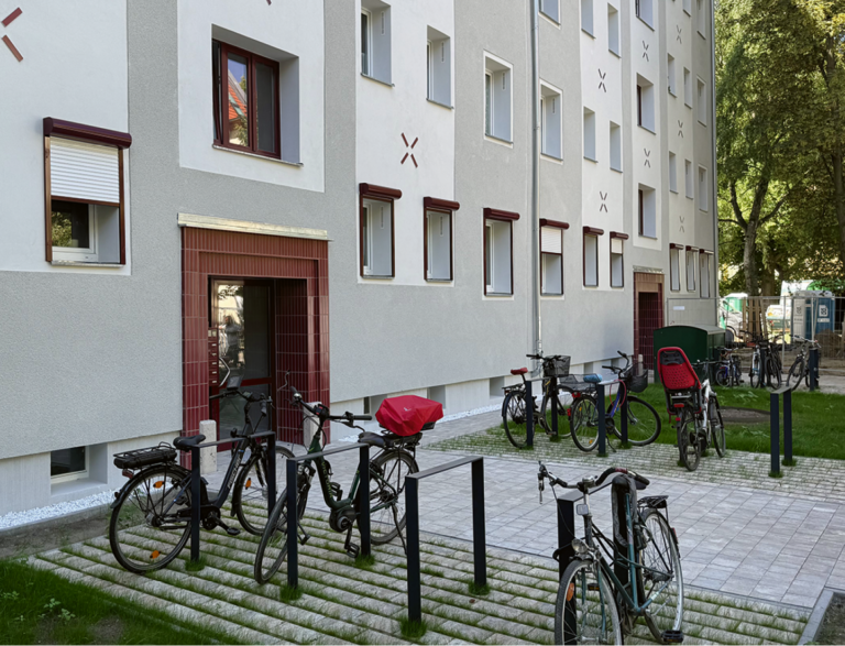 Bestandsgebäude im Eschengraben 36, 38, Eingang mit Fahrradbügeln