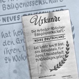 Das erste Bauland – März 1956 Der Rat des Stadtbezirkes Pankow stellte der AWG „Neues Deutschland“ das erste Bauland in der Masurenstraße zur Verfügung