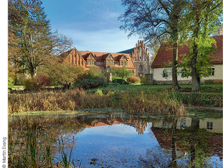 Klosterstift zum Heiligengrabe, Ansicht vom Teich aus auf das Kloster im Herbst Foto: © Martin Evang